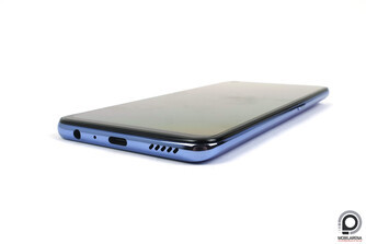 A 3,5 milliméteres jack üdvözlendő, az IP-védelem hiányzik. A bekapcsoló gombban van egy kis rejtett extra szín, ami tetszett.