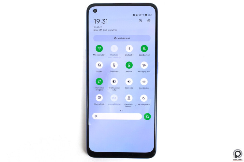 A kijelző jó, az alsó káva mérete érthetetlen.