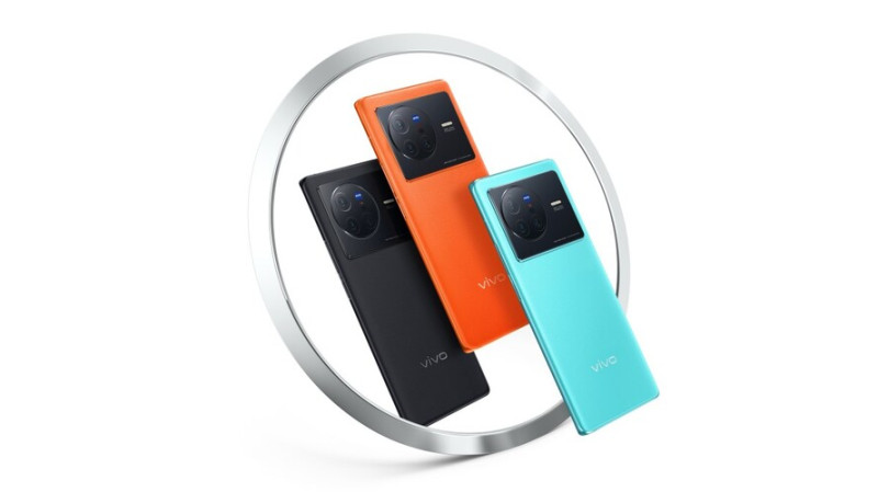 A gyengébb modell is fekete, narancs és kék színekben lesz elérhető.