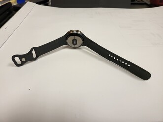 Jól látszik a gyári szíj az új fotókon.