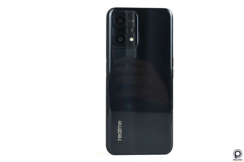 A fényes hátlap elegáns hatást kelt, de nagyon könnyedén piszkos lesz, ha nem vigyáz rá az ember.