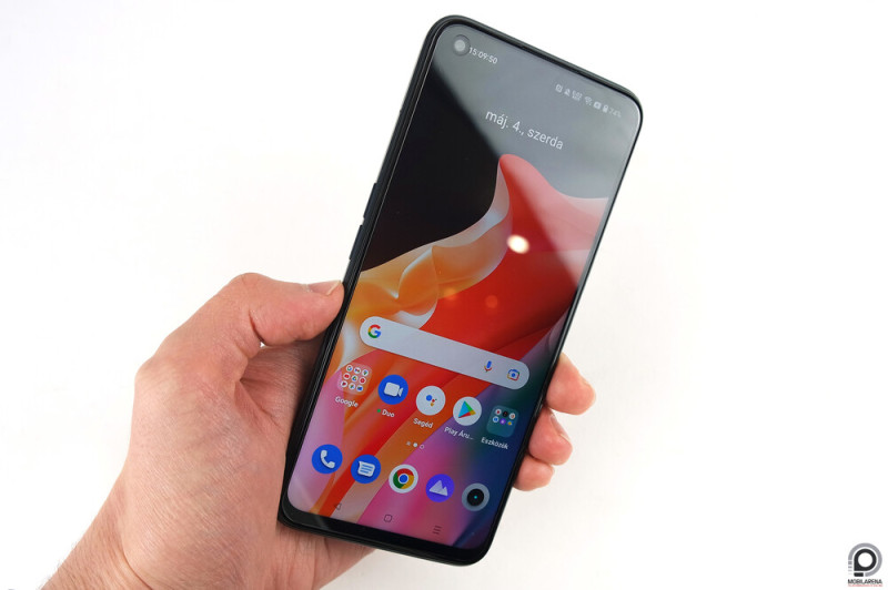 Realme 9 Pro a kézben.