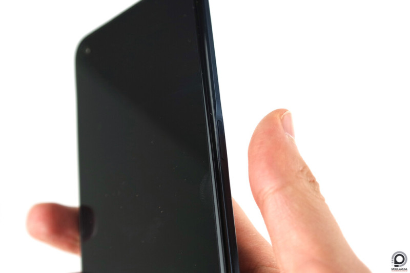 Az ujjlenyomat-leolvasó gyors és pontos.