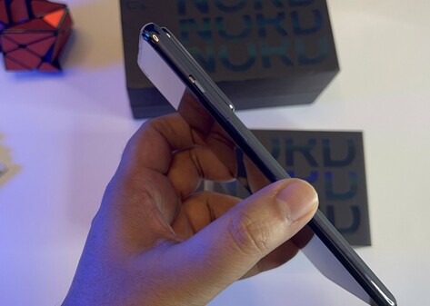 A hátlap és a némító csúszka.