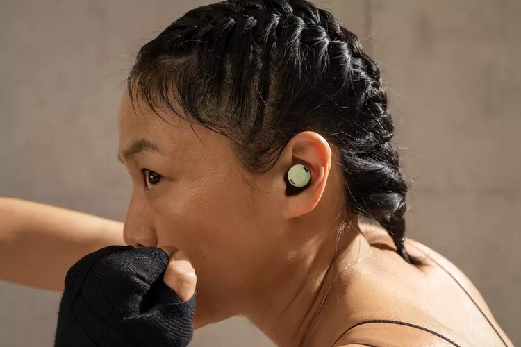 Az IPX5-ös minősítés miatt edzés közben is nyugodtan használható a füles.
