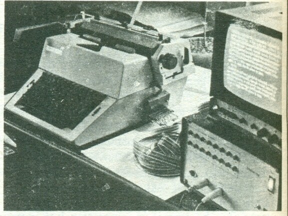 A Simonyi-féle számítógép konfigurációja, billentyűzetnek használt írógéppel. Fotó: A Mikroszámítógép Magazin 1984/2-es számából 