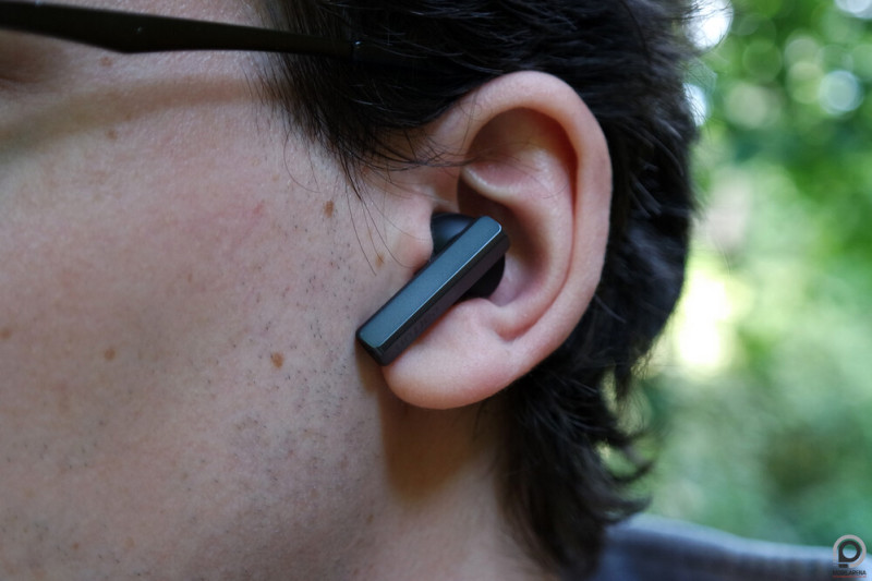 Kényelmesen ül a fülben, a súlyelosztás is jó.