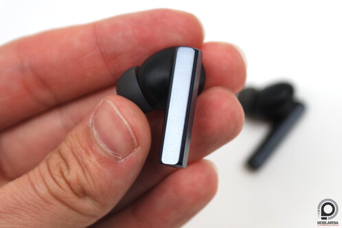 Az érintőfelület és a fülhallgatóba szerelt LED.