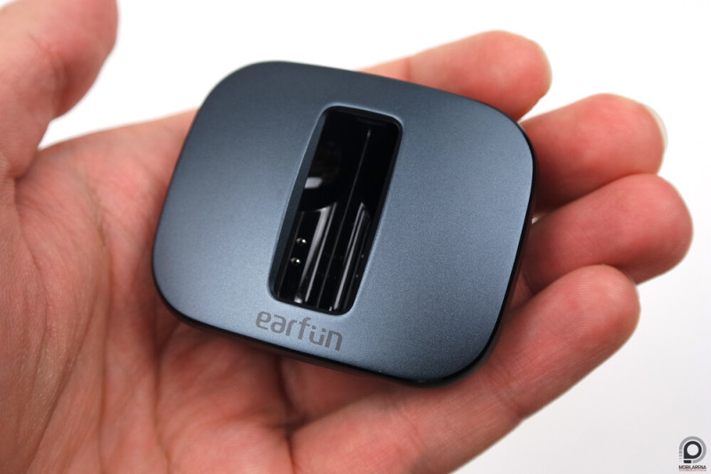 Napfénytetős fülhallgatótartó.