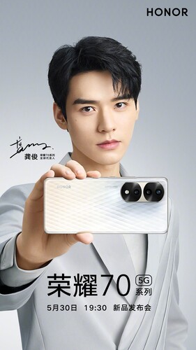 Az új Honor 70 a sorozat reklámarcának, Gong Jun (Simon Gong) kínai színész híresembernek kezében.