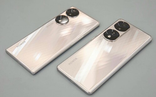 Egymás mellett a Honor 70 és a 70 Pro. A sima változat kamerái két különálló körben kapnak helyet a hátlapon.
