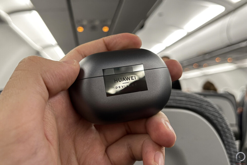 Nem tokoltak sokat a dizájnon, a hordozó külsőre szinte megkülönböztethetetlen elődjétől. De ha valami jó, nem kell rajta feleslegesen változtatni.