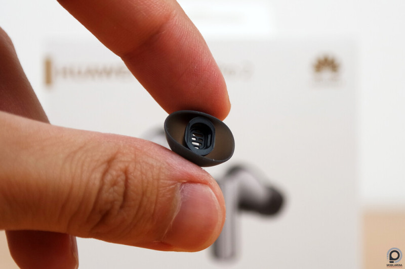 Ilyen rácsos szilikonharangok járnak a füleshez. A vetőcső mérete és formája standard, így cserélhetjük őket akár sajátra is.