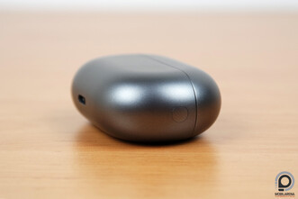 A megjelenés igényes, a fülhallgatók tükröződő, fényes felületét személy szerint én inkább cserélném olyanra, mint a tok.