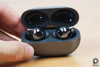 A megjelenés igényes, a fülhallgatók tükröződő, fényes felületét személy szerint én inkább cserélném olyanra, mint a tok.