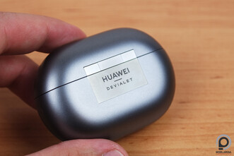 A megjelenés igényes, a fülhallgatók tükröződő, fényes felületét személy szerint én inkább cserélném olyanra, mint a tok.