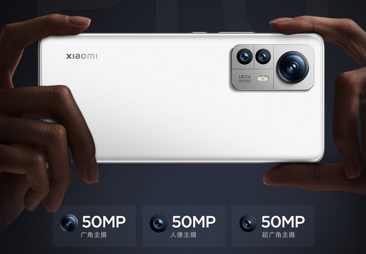A Xiaomi 12S Pro három 50 megapixeles kamerát használ, a főkamera mögötti szenzor a Mi 11 Ultrából költözött át.