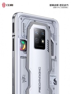 Az előlapi kamera a kijelzőbe integrálva kapott helyet, a kereten a nyomásérzékeny triggerek is maradtak.