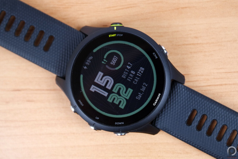 A számlap a Garmin sajátja, az IQ-n keresztül telepítettem az órára.