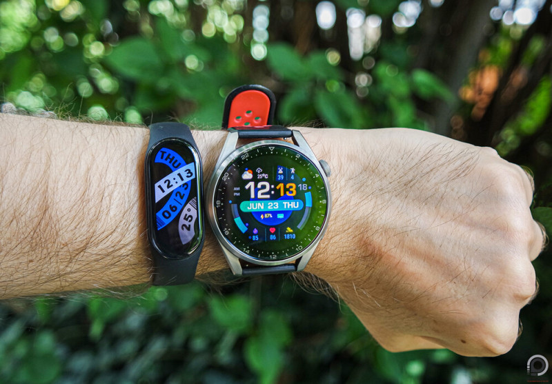 A Band 7 eltörpül a Huawei Watch 3 Pro mellett