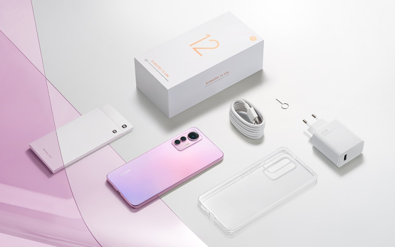 A doboz most is tartalmazza a töltőt és a védőtokot is.