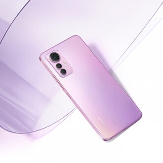 A ház kicsit négyzetesebb, mint a Xiaomi 12-es széria többi tagjának külseje.