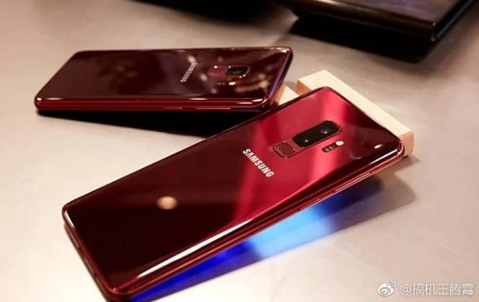 Samsung Galaxy S9 és S9+ burgundi vörös köntösben