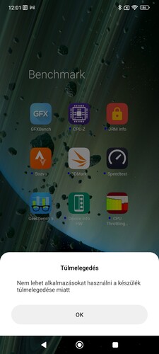 Többször is túlmelegedett a telefon a teszt alatt, mellette egy 15 perces CPU teszt és az Antutu 9 eredménye látható.