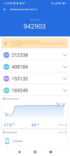 Többször is túlmelegedett a telefon a teszt alatt, mellette egy 15 perces CPU teszt és az Antutu 9 eredménye látható.