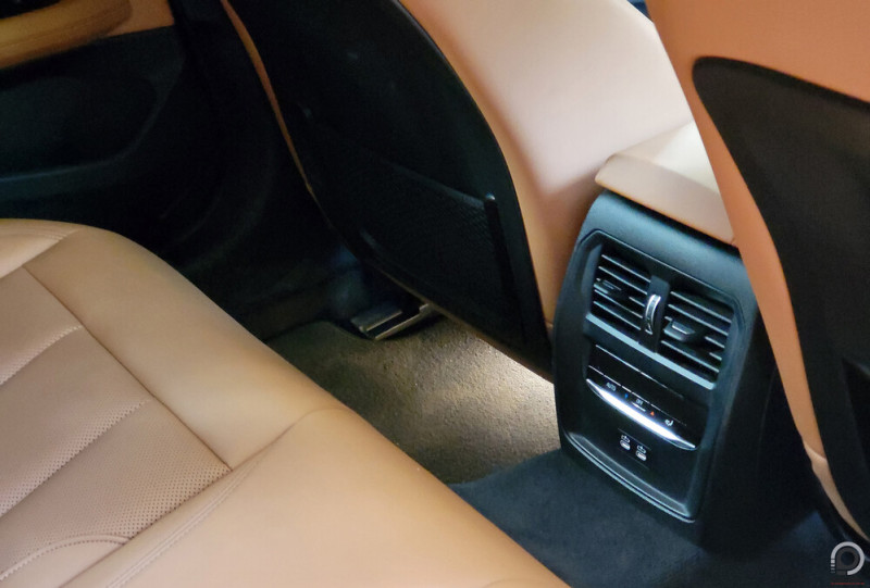 Hangulatfény dereng az első ülések alól