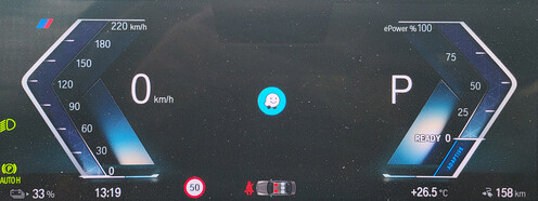 A vezető előtti kijelző Google Mapsszel és Waze esetén