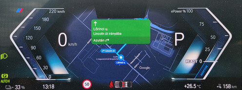 A vezető előtti kijelző Google Mapsszel és Waze esetén