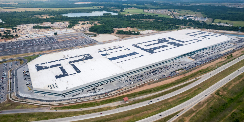 Tesla logó napelemekből az austini gigagyár tetején