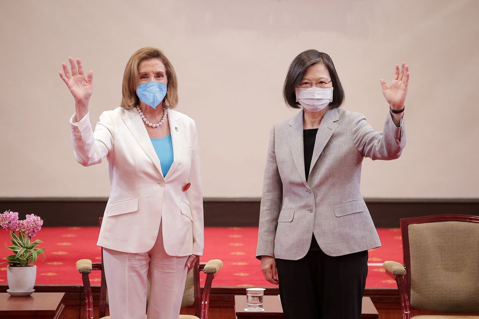 Nancy Pelosi házelnök Tsai Ing-wen tajvani köztársasági elnök mellett
