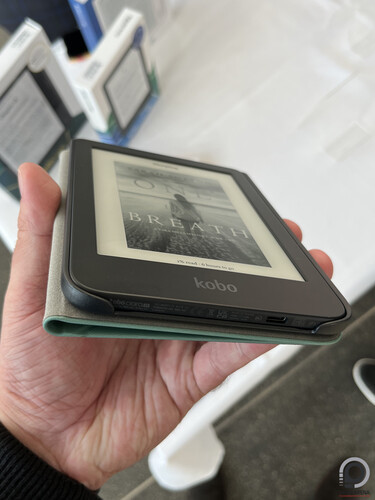 Az új, színes tokok egyike.