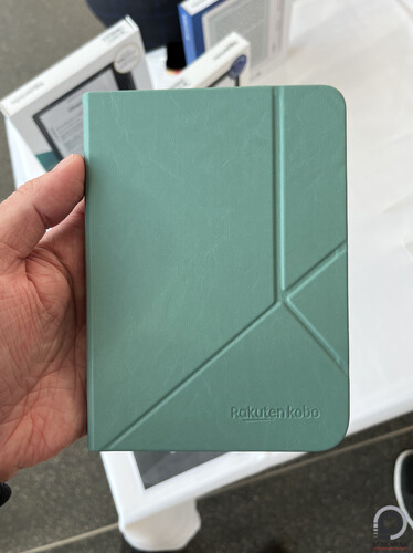 Az új, színes tokok egyike.