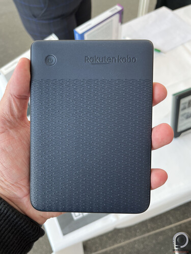 Kobo Clara 2E elölről és hátulról.