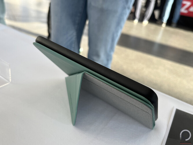 A tok amellett, hogy ébreszti és altatja a kijelzőt, kitámasztónak is jó.