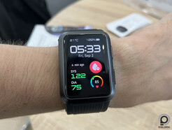 Huawei Watch D a csuklón.
