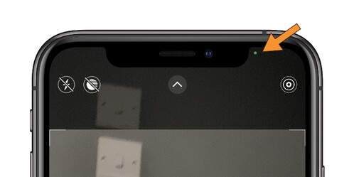 Az iOS 14 óta így jelzik az iPhone-ok, ha valami használta a kamerát vagy a mikrofont.
