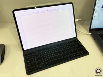 A MatePad Pro 12,6 méretéből adódóan kisebb laptopnak érződik a tokban, de nem túl nehéz ahhoz, hogy az ember akár kézben tartva használja.