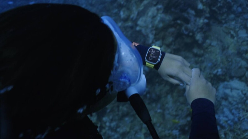 Apple Watch Ultra egy búváron.