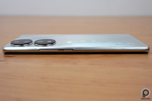 A készülék oldala és teteje sem rejteget sok meglepetést.