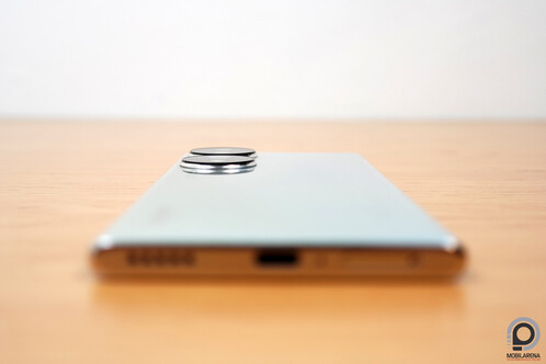 A kamerák kiállnak a hátlap síkjából, 3,5 milliméteres csatlakozót keresni pedig nettó felesleges.