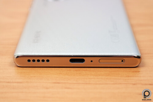 A kamerák kiállnak a hátlap síkjából, 3,5 milliméteres csatlakozót keresni pedig nettó felesleges.