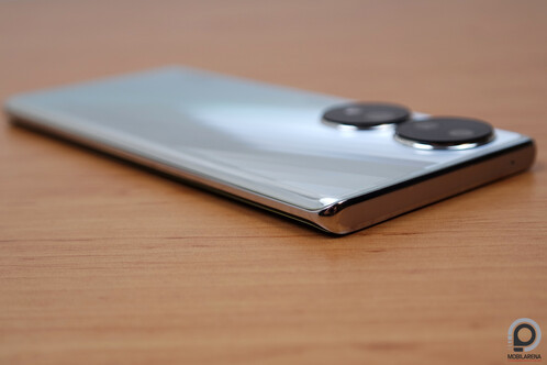 A készülék oldala és teteje sem rejteget sok meglepetést.