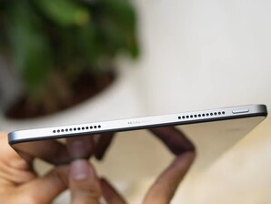 A Redmi Pad oldalról: hangszórók, mikrofonok, gombok, kártyafoglalat.