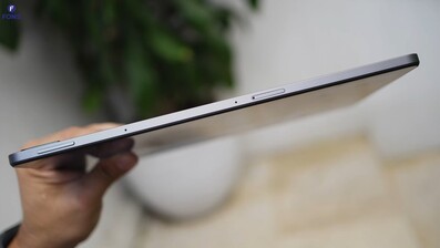 A Redmi Pad oldalról: hangszórók, mikrofonok, gombok, kártyafoglalat.