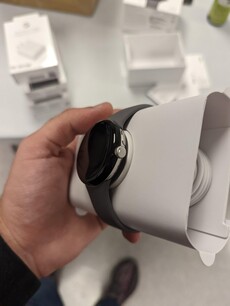 Rozsdamentes acél Pixel Watch szilikon szíjjal.