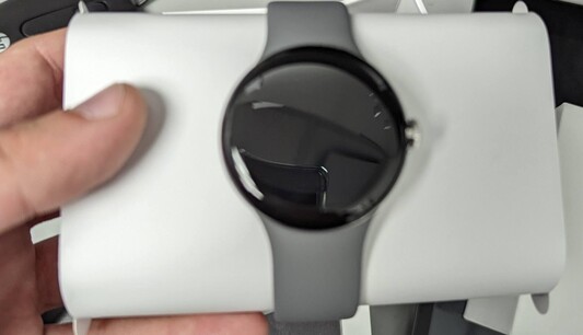 Rozsdamentes acél Pixel Watch szilikon szíjjal.